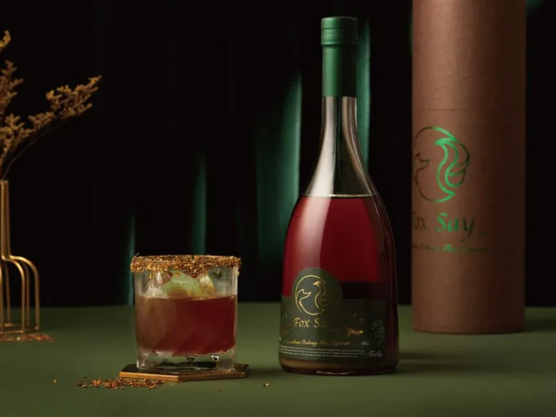 狐說茶酒識別設計專案:狐說茶酒商標以狐狸結合茶葉的尾巴,搭配墨綠+金的配色,呈現茶酒的低調奢華及特殊性。