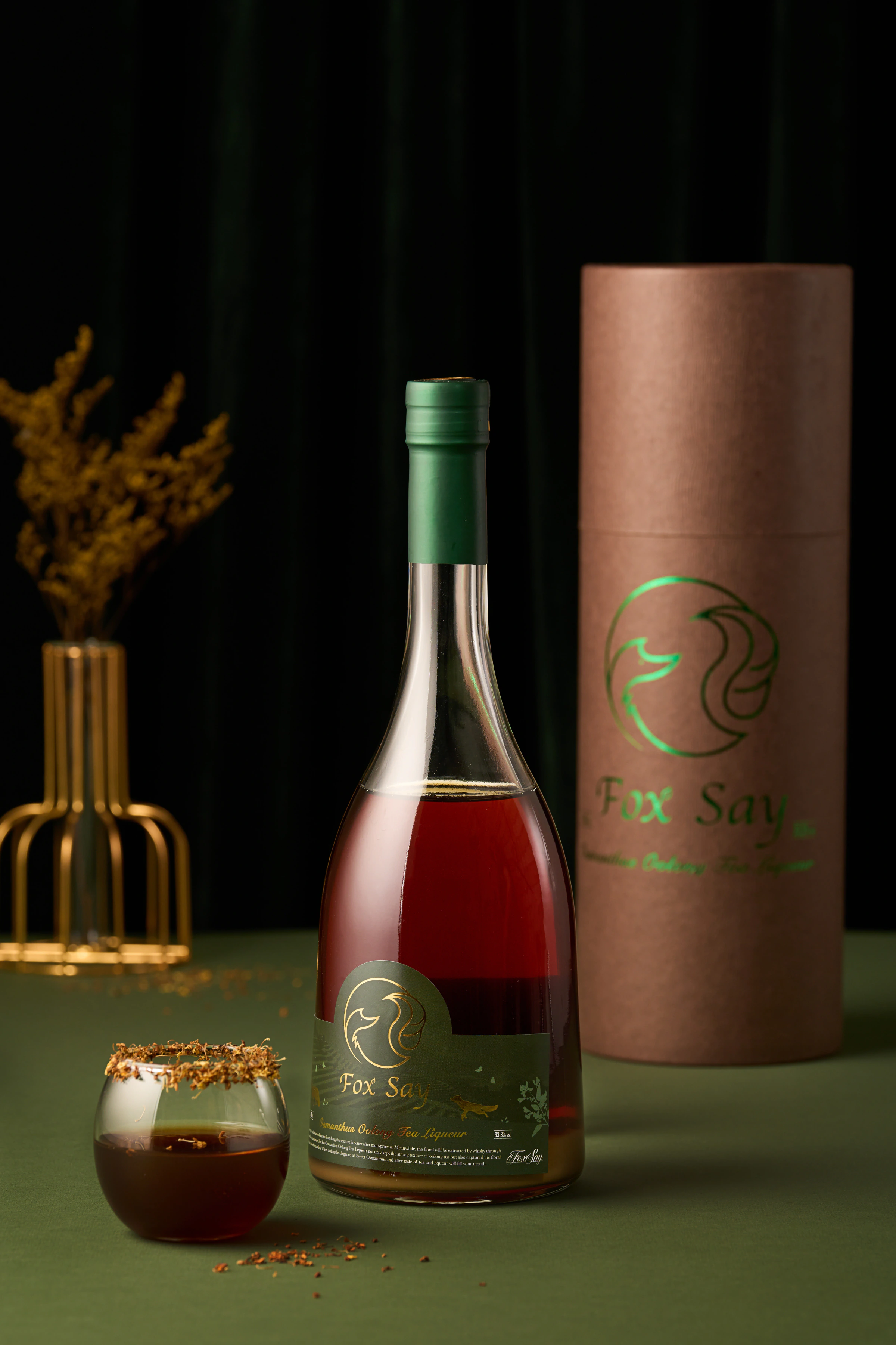 狐說茶酒綠色酒標、圓筒包裝與小酒杯直式情境攝影