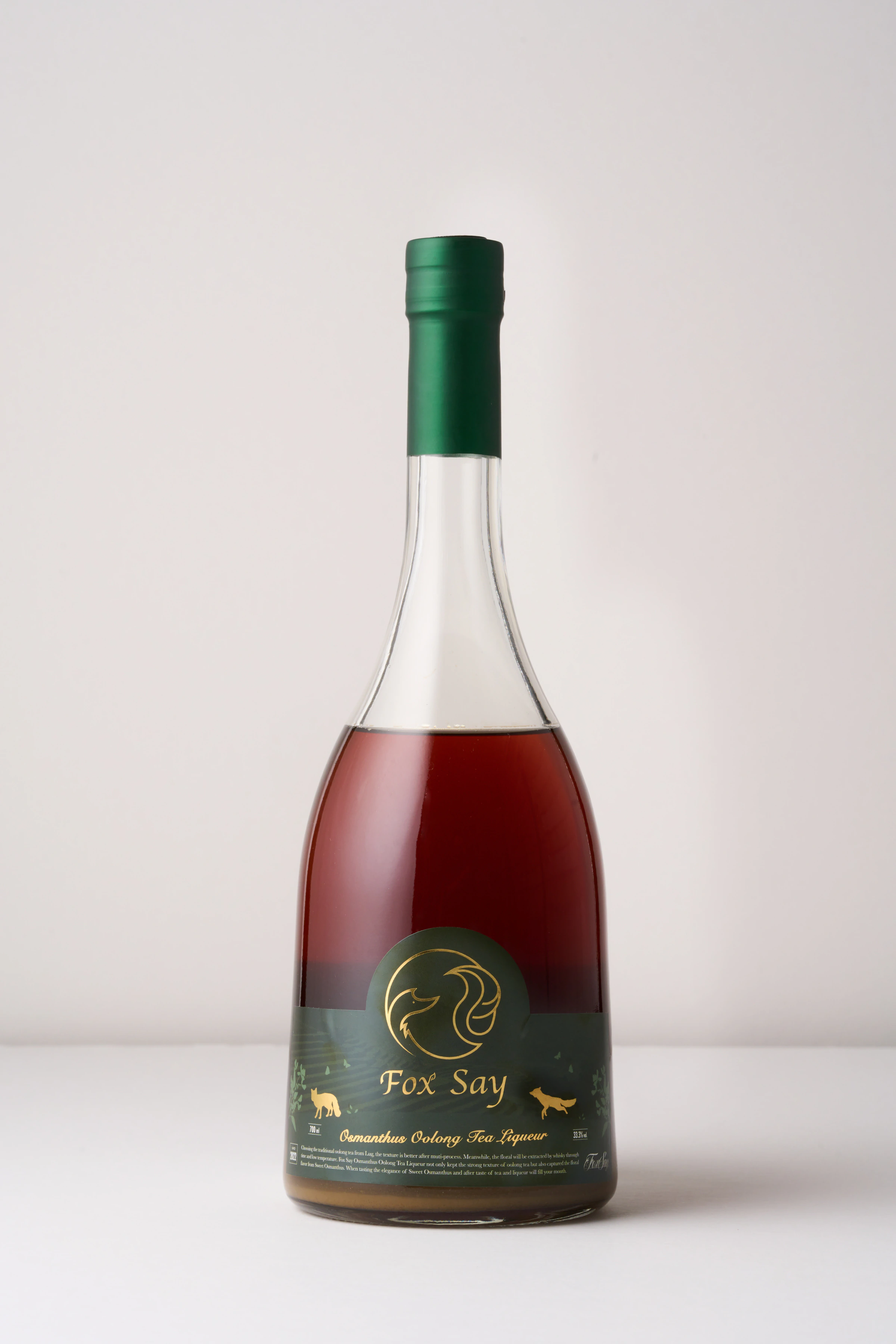 狐說茶酒綠色瓶蓋與深綠酒標的單瓶白底攝影