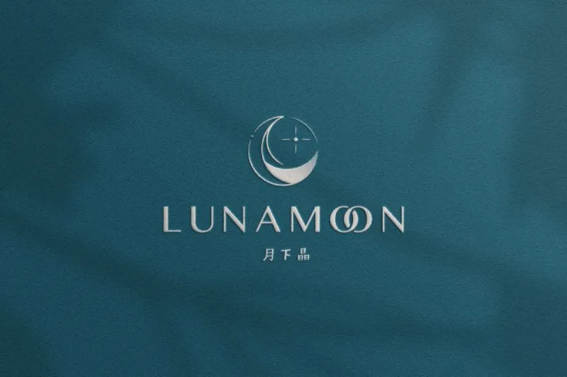LUNAMOON月下晶設計:設計以月亮與水晶結合,展現滿月與下弦月,以水晶紋理切割表現整體圖標,營造「月下之晶」品牌美感。
