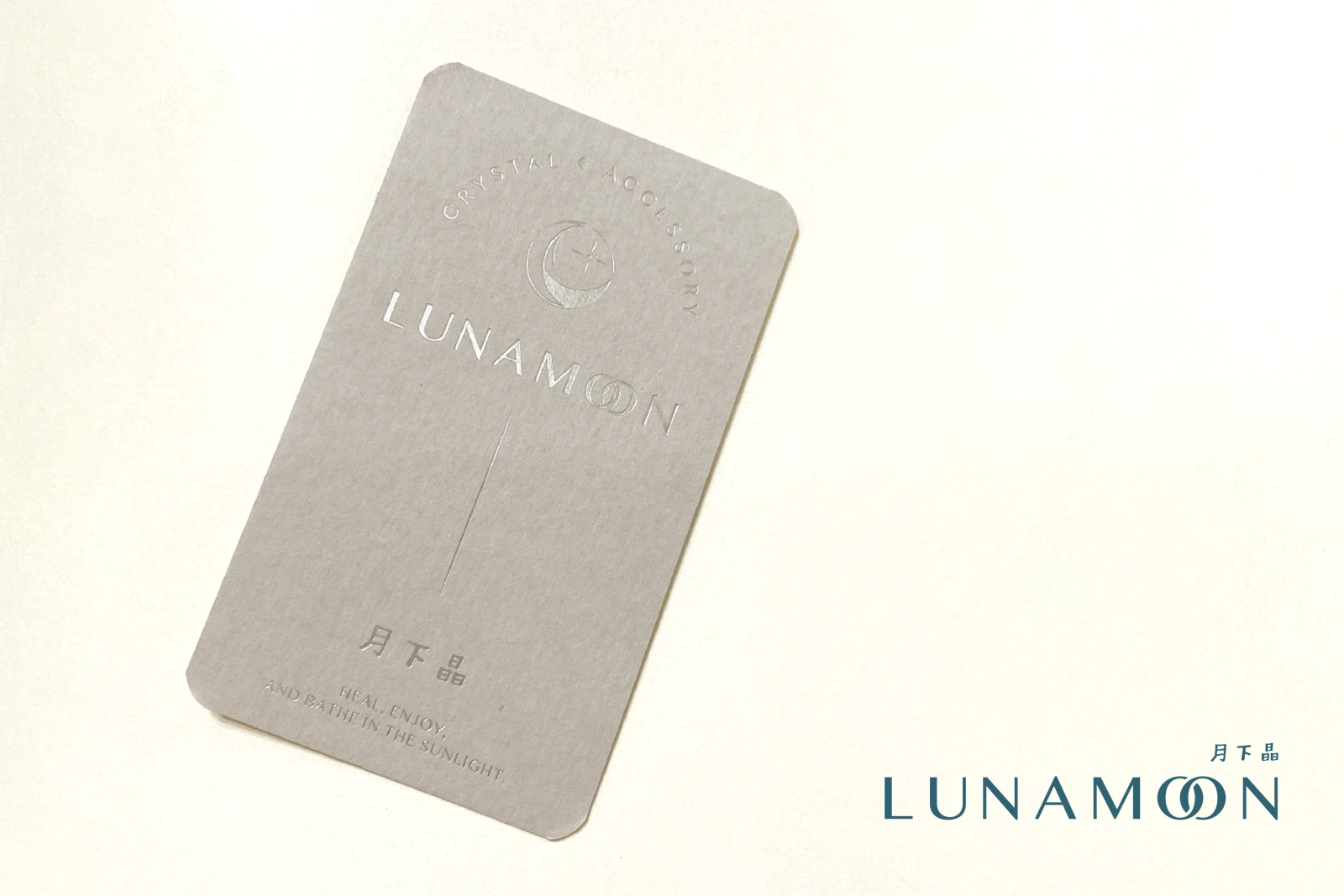 LUNAMOON 月下晶白色識別置於灰色直式卡片應用畫面，右下並列品牌標準組合