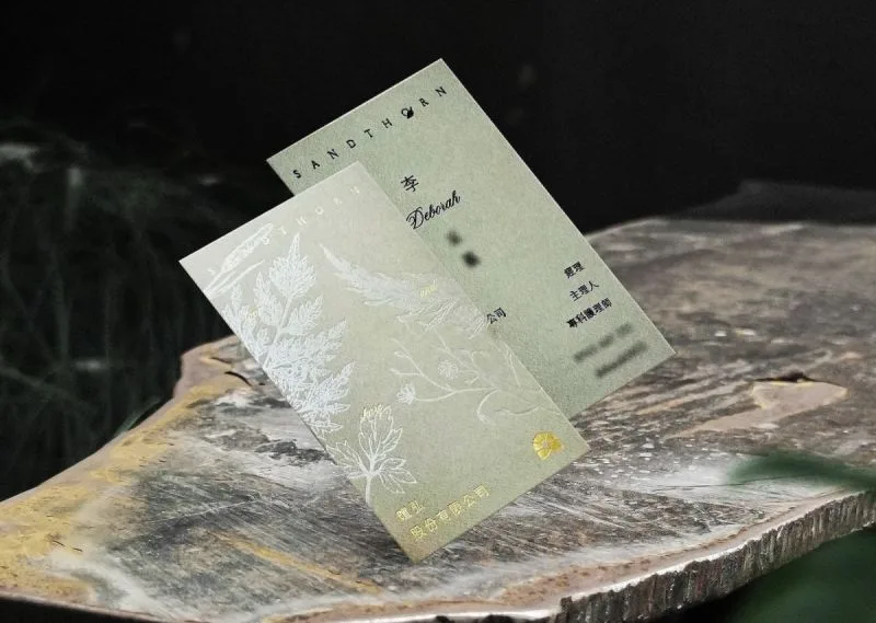 暄弘股份有限公司燙印名片設計:以新百代300P搭配正面珍珠白與霧金燙印、背面燙黑,為暄弘打造溫潤自然、細膩雅緻且富品牌識別的名片設計。