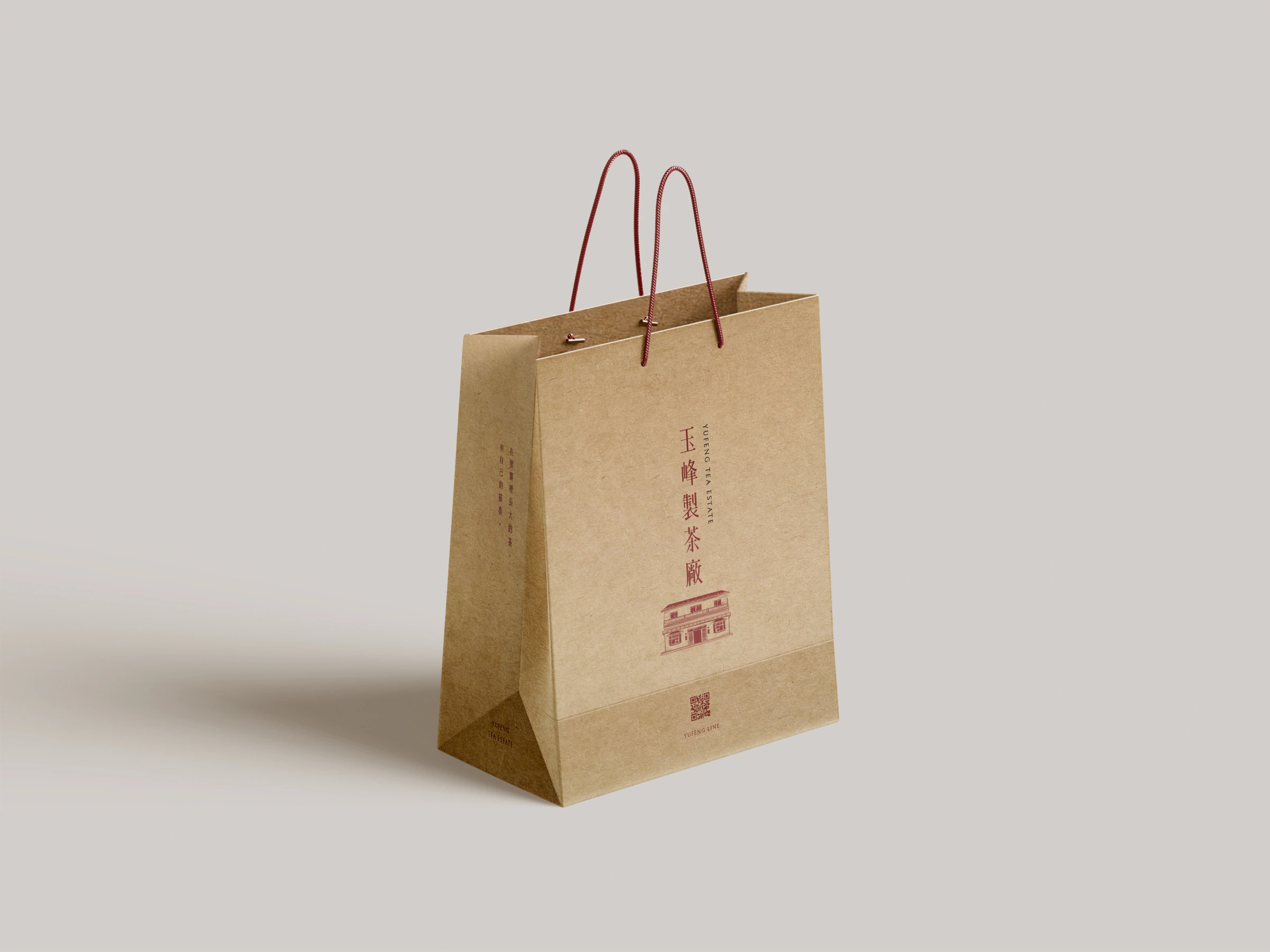 玉峰製茶廠牛皮紙手提袋品牌應用展示，搭配紅色提繩與廠房標誌